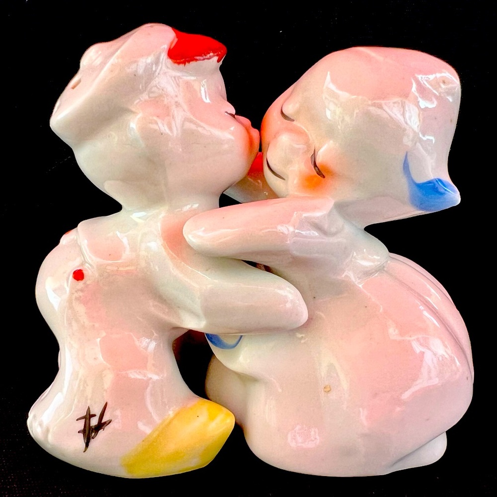 Vtg Van Tellingen Hugger Dutch Boy Girl Lovers Salt & Pepper Shakers OG Cork
